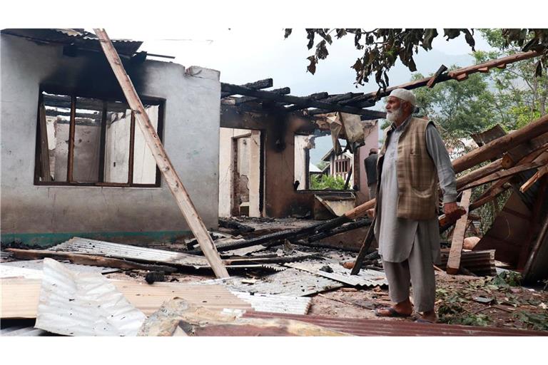 Ein Anwohner im indisch kontrollierten Kaschmir steht neben einem Haus, das durch pakistanischen Artilleriebeschuss beschädigt worden sein soll. (Foto Archiv)