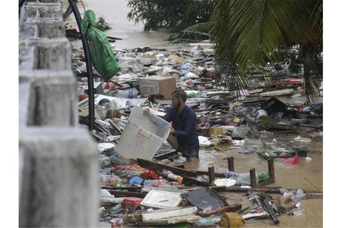 Philippinen: Taifun Vamco hinterlässt „Spur der Zerstörung“ Ein Anwohner in Marikina versucht, Hab und Gut zu retten, während die Überschwemmungen weiter ansteigen. Foto: Aaron Favila/AP/dpa
