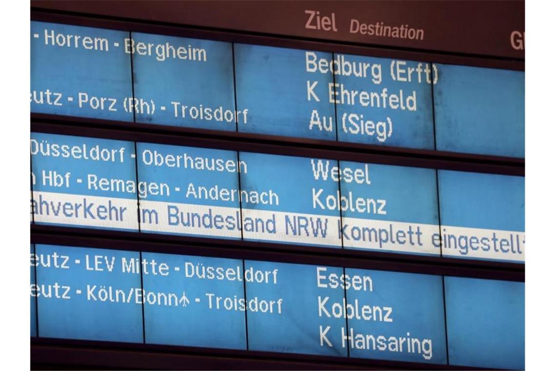 Ein Anzeigetafel in Köln weist Zugausfälle aus. Foto: Oliver Berg/dpa