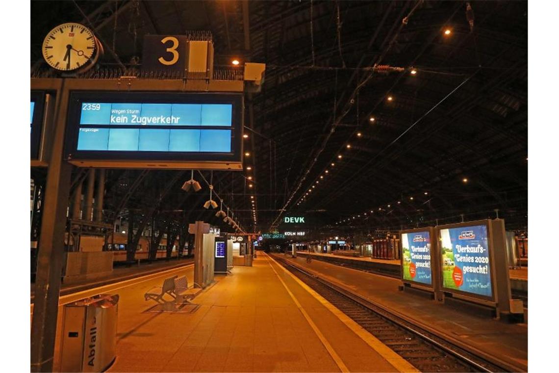 Ein Anzeigetafel weist auf den eingestellten Zugverkehr hin. Das Sturmtief „Sabine“ ist durch Nordrhein-Westfalen gezogen. Foto: Oliver Berg/dpa