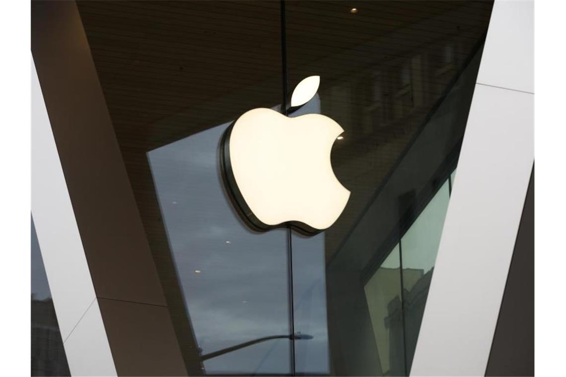 Apple setzt Verkäufe in Russland aus Ein Apple-Logo an der Fassade eines Apple Stores in Brooklyn. Foto: Kathy Willens/AP/dpa