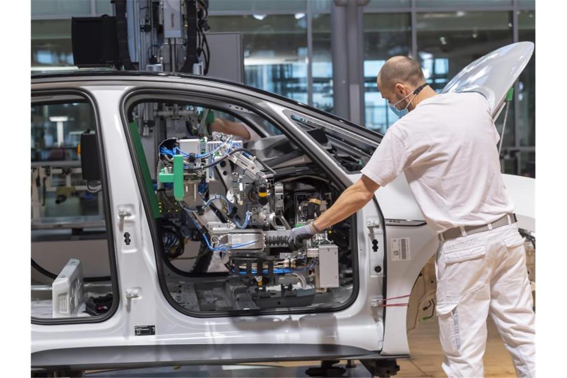 Engpässe: Ein halbes Jahr Warten auf den Neuwagen Ein Arbeiter arbeitet mit Mund-Nasen-Schutz an einem Auto. (Archivbild). Foto: Matthias Rietschel/dpa-Zentralbild/dpa
