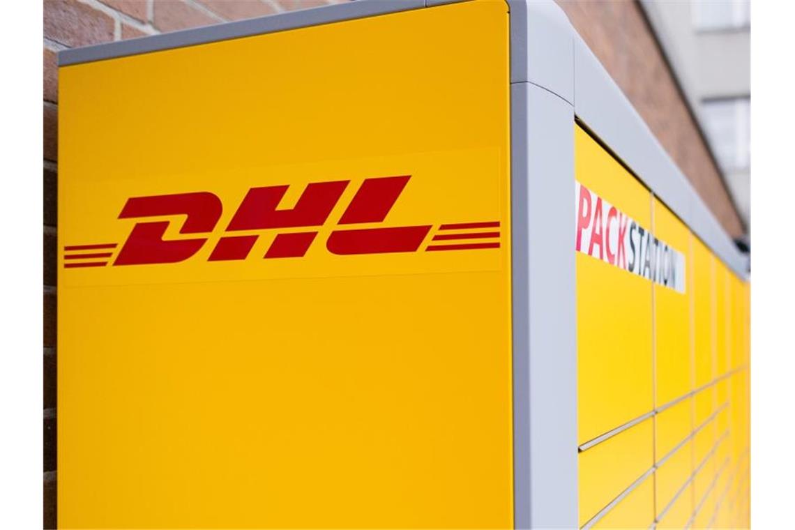 Ein Arbeiter baut eine Packstation von Deutsche Post DHL auf. Foto: Sebastian Gollnow/dpa