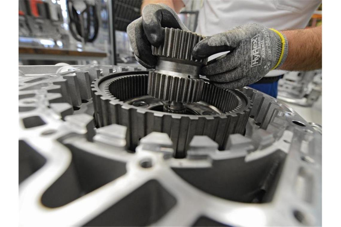 Deutsche Wirtschaft erwartet herausforderndes Jahr 2020 Ein Arbeiter baut in einem Werk ein Getriebe zusammen. Laut Industriepräsident Dieter Kempf bleibt die Lage besonders für die Industrie „schwierig“. Foto: Felix Kästle/dpa