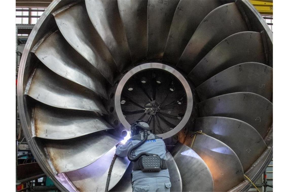 Ein Arbeiter eines Maschinen- und Anlagenbauers arbeitet an einer Wasserturbine. Foto: Stefan Puchner/dpa/Symbolbild