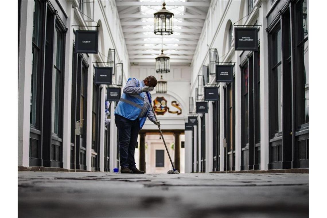 Dem britischen Arbeitsmarkt droht ein schwarzes Jahresende Ein Arbeiter im Covent Garden. Großbritannien steht Experten zufolge in diesem Jahr ein erheblicher Anstieg der Arbeitslosigkeit infolge der Corona-Krise bevor. Foto: Aaron Chown/PA Wire/dpa