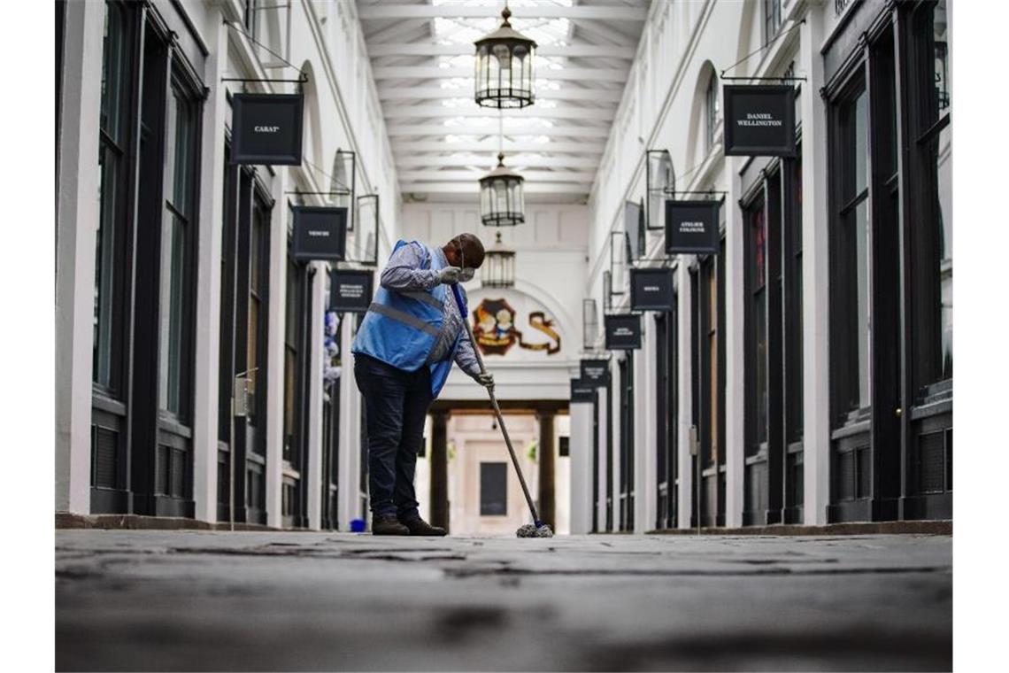 Ein Arbeiter im Covent Garden. Großbritannien steht Experten zufolge in diesem Jahr ein erheblicher Anstieg der Arbeitslosigkeit infolge der Corona-Krise bevor. Foto: Aaron Chown/PA Wire/dpa