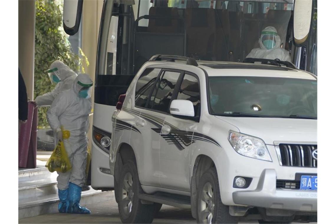 Ein Arbeiter in Schutzkleidung verlässt ein Quarantäne-Hotel in Wuhan. Foto: Ng Han Guan/AP/dpa