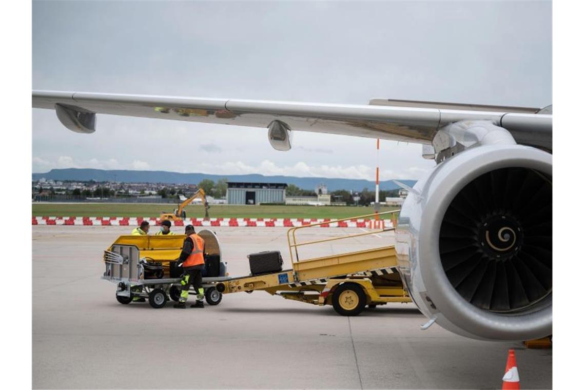 Land plant Corona-Hilfe für Flughäfen Ein Arbeiter lädt auf dem Vorfeld des Flughafen Stuttgart Gepäckstücke in ein Flugzeug. Foto: Marijan Murat/dpa/Archivbild