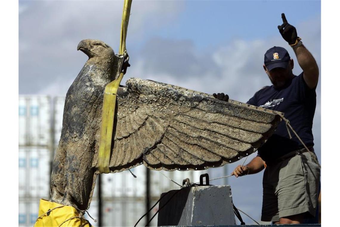 Ein Arbeiter leitet 2006 die Bergungsarbeiten für den Adler des Panzerschiffs Admiral Graf Spee. Foto: Marcelo Hernandez/AP