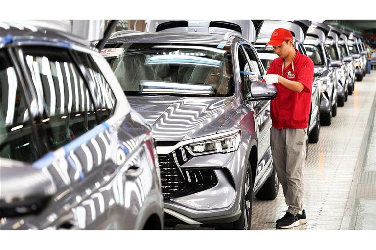 Ein Arbeiter prüft die Qualität eines Fahrzeuges von BYD. Lange wurden die chinesischen Hersteller in Europa nicht Ernst genommen.