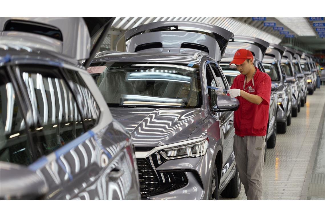 BYD kündigt Hightech-Modelle für unter 10.000 Euro an Ein Arbeiter prüft die Qualität eines New Energy Vehicle (NEV) im Werk von BYD. Der chinesische E-Autobauer will günstigere Modele anbieten (Archivfoto).