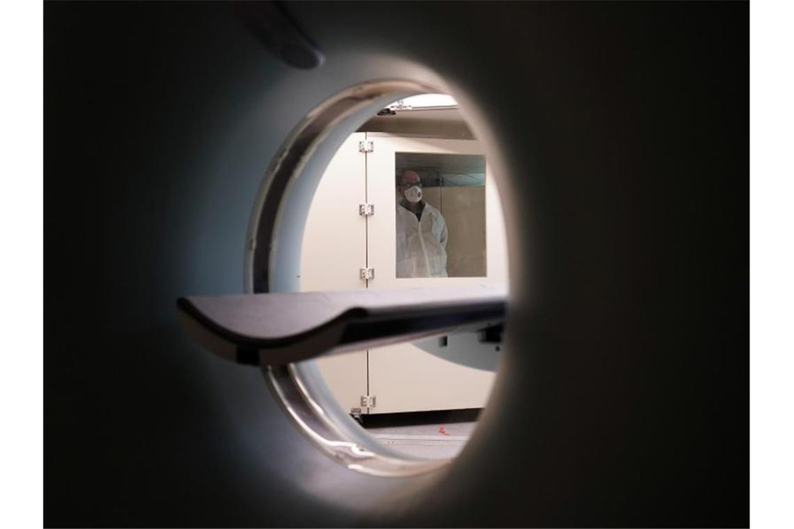 Fast 850 Corona-Tote in 24 Stunden in Spanien Ein Arbeiter schaut aus einem Diagnosegerät in einem provisorischen Krankenhaus in Madrid. Foto: Comunidad De Madrid/Europa Press/dpa
