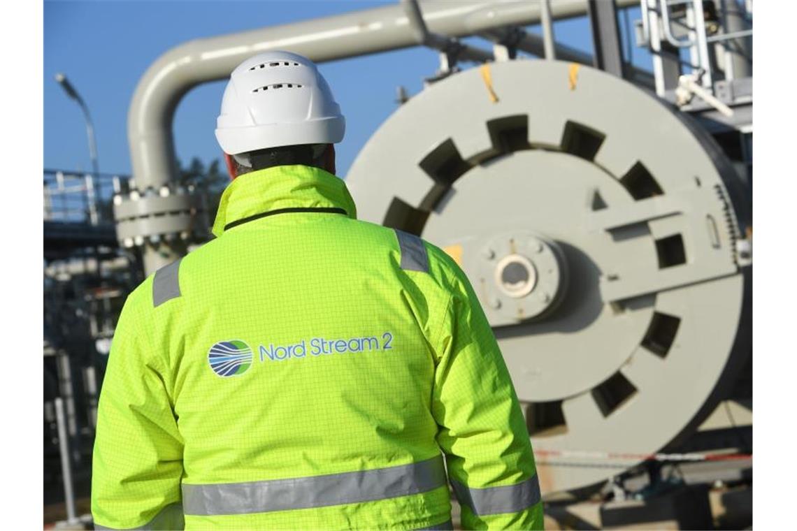 Ein Arbeiter steht auf der Baustelle der Ostseepipeline Nord Stream 2 an der Molchempfangsstation. Ursprünglich sollte die Pipeline für Erdgas aus Russland Ende dieses Jahres in Betrieb gehen. Foto: Stefan Sauer/dpa-Zentralbild/dpa