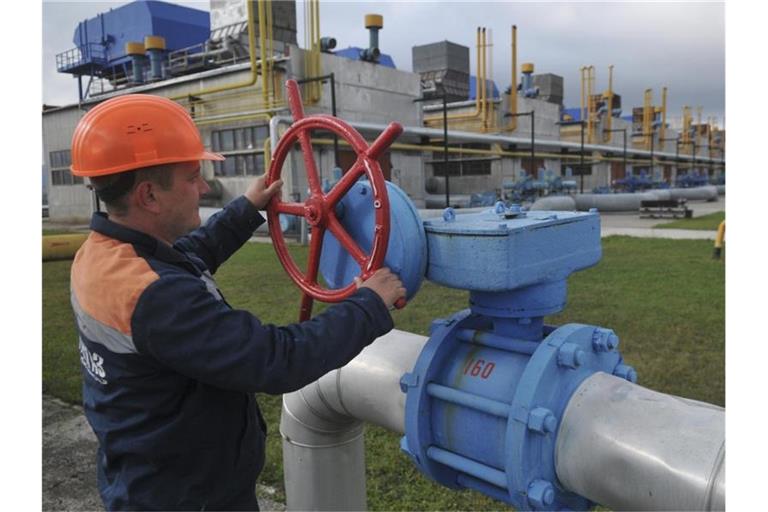 Ein Arbeiter steuert ein Ventil der Erdgasverdichterstation Wolowez. Foto: Pavlo Palamarchuk/AP/dpa