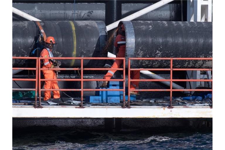 Ein Arbeiter verschweißt auf einer Plattform am Pipeline-Verlegeschiff „Castoro 10“ vor Rügen zwei Leitungsstücke der Ostsee-Erdgaspipeline Nord Stream 2. Foto: Stefan Sauer