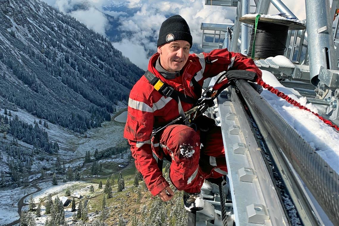 Ein Arbeitsplatz in luftiger Höhe: Sven Winter profitiert von seiner Schwindelfreiheit, wenn er etwa die Sicherheit der im Bau befindlichen neuen Nebelhornbahn in Oberstdorf überprüft.Foto: privat