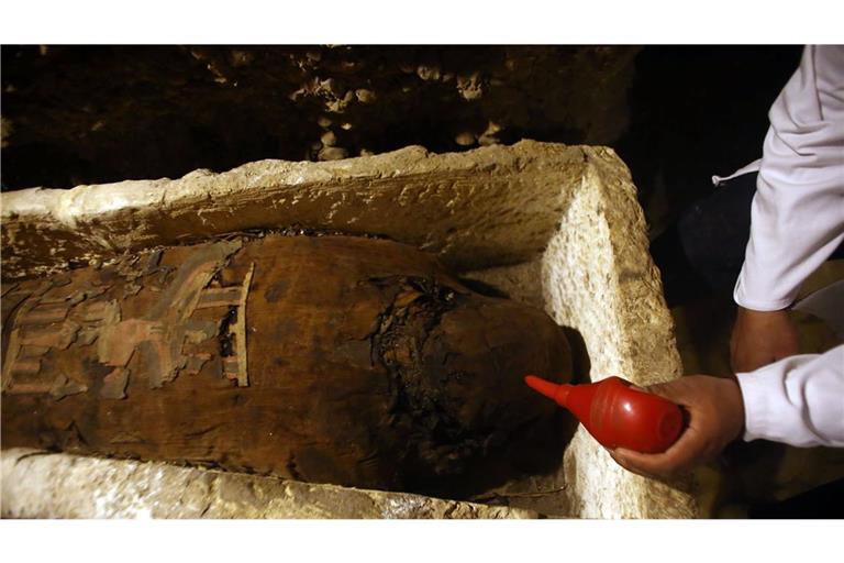 Ein Archäologe inspiziert Mumien in einer Grabkammer in der Wüstenprovinz Minya. Archäologen haben in einer Mumie aus römischer Zeit in Ägypten ein Fragment der „Ilias“ des griechischen Dichters Homer entdeckt.