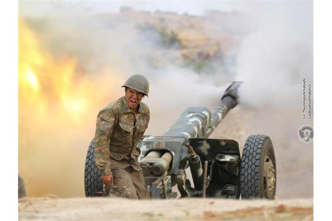 Ein armenischer Soldaten feuerte eine Kanone an. Die Zusammenstöße zwischen armenischen und aserbaidschanischen Streitkräften in der umstrittenen Region Berg-Karabach eskalieren weiter. Das Foto stammt vom armenischen Verteidigungsministerium. Foto: -/Armenian Defense Ministry/AP/dpa