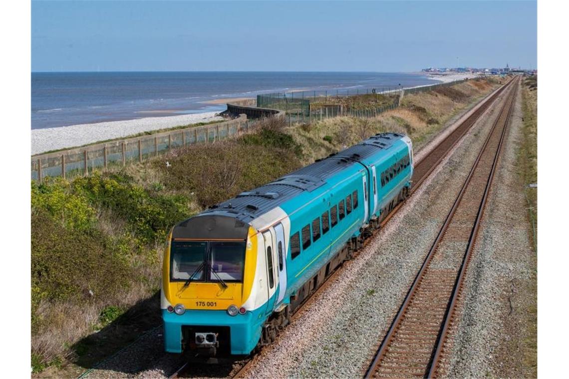 Ein Arriva-Zug ist in Großbritannien unterwegs. Foto: Peter Byrne/PA Wire/dpa