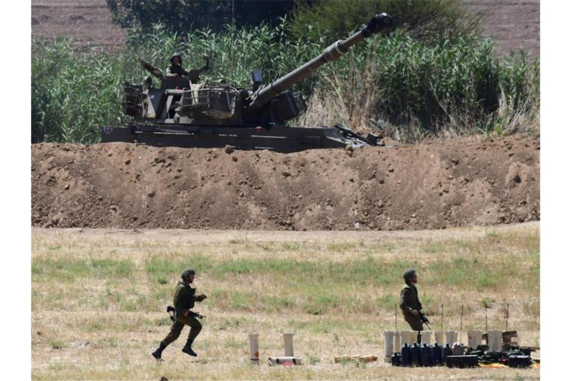 Israels Armee tötet hochrangigen Militärkommandeur in Gaza Ein Artilleriekorps der israelischen Armee feuert in der Nähe der südisraelischen Stadt Sderot in Richtung Gaza. Foto: Tomer Neuberg/JINI via XinHua/dpa