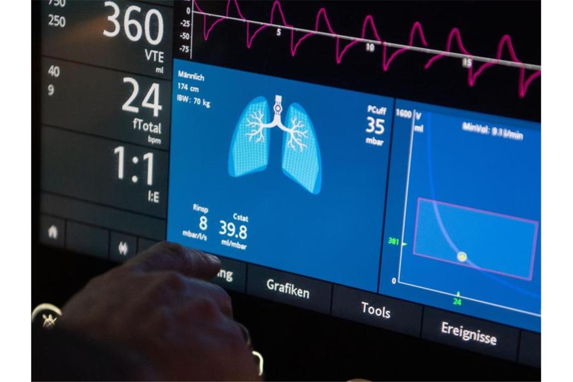 Corona-Welle: Kliniken wappnen sich und fordern Schutzschirm Ein Arzt bedient eine Beatmungsmaschine auf einer Intensivstation. Foto: Marijan Murat/dpa/Symbolbild