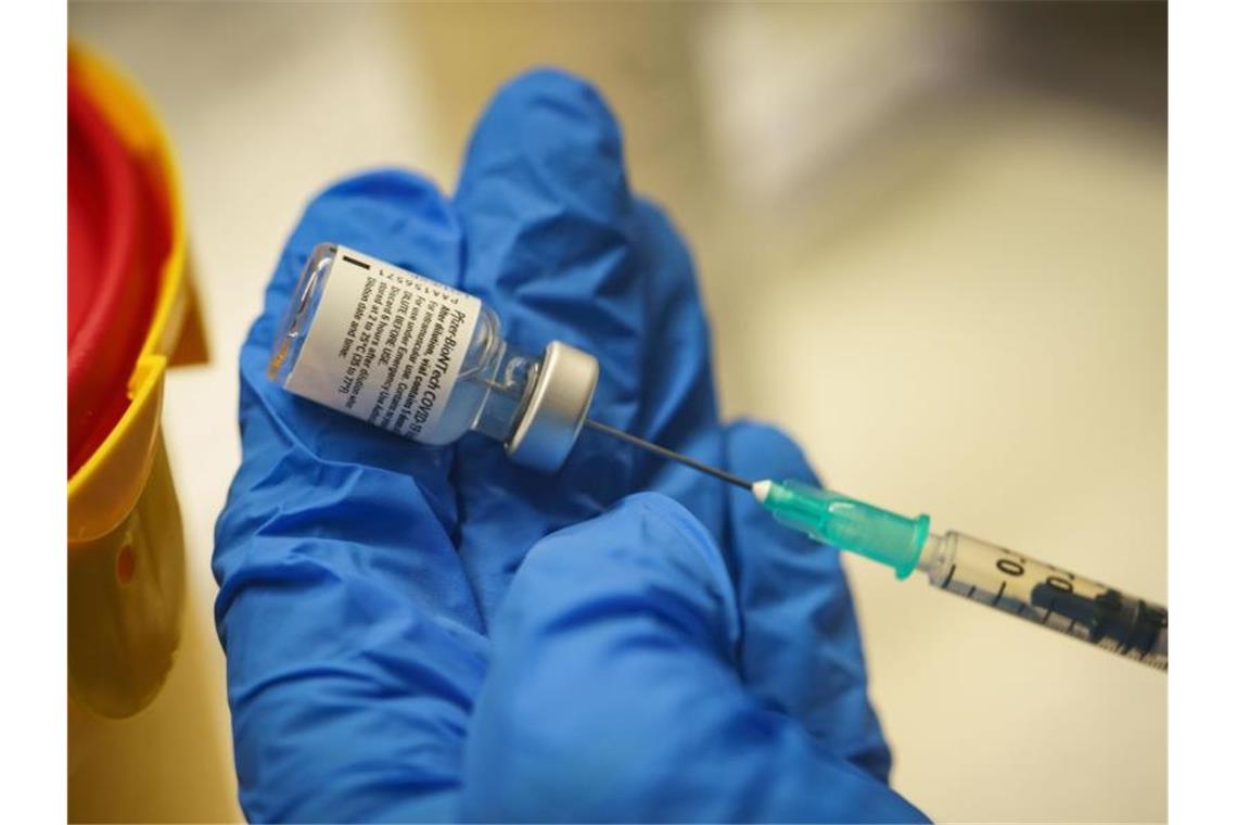 Theologin: Impfung keine Pflicht, aber Beitrag des Einzelnen Ein Arzt bereitet eine Dosis mit dem Impfstoff von Biontech/Pfizer für eine Impfung vor. Foto: Frank Rumpenhorst/dpa-Pool/dpa/Archivbild
