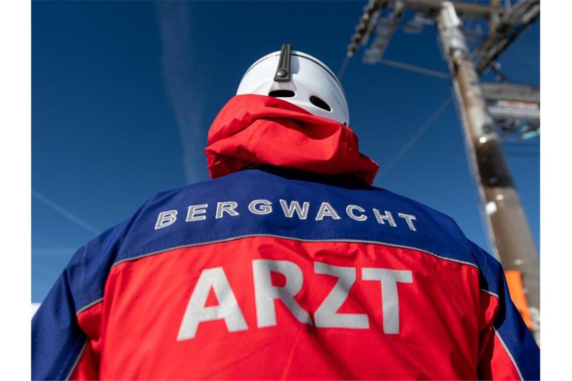 Polizei und Bergwacht rettet verirrte Wanderer Ein Arzt der Bergwacht steht in den Bergen in Baden-Württemberg. Foto: Patrick Seeger/Archivbild