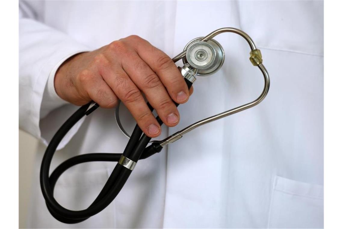 Ein Arzt hält ein Stethoskop in der Hand. Foto: Patrick Seeger/dpa/Symbolbild