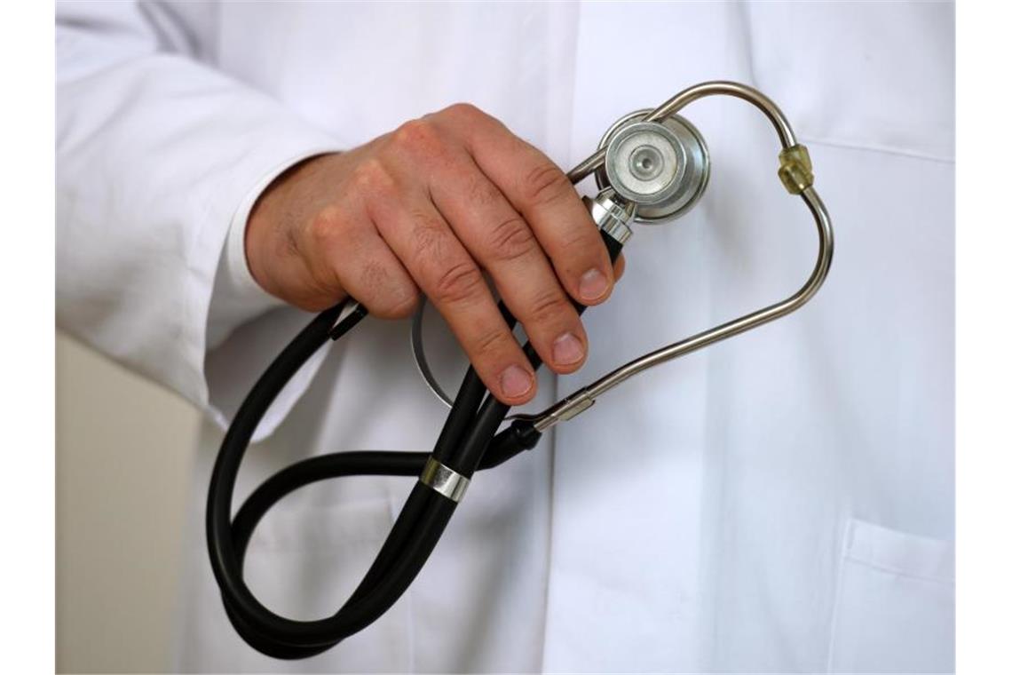Ärzte-Gewerkschaft warnt: Krankenhaus-Mediziner am Limit Ein Arzt hält ein Stethoskop in der Hand. (zu dpa „Klinikärzte“). Foto: Patrick Seeger/dpa/Archivbild