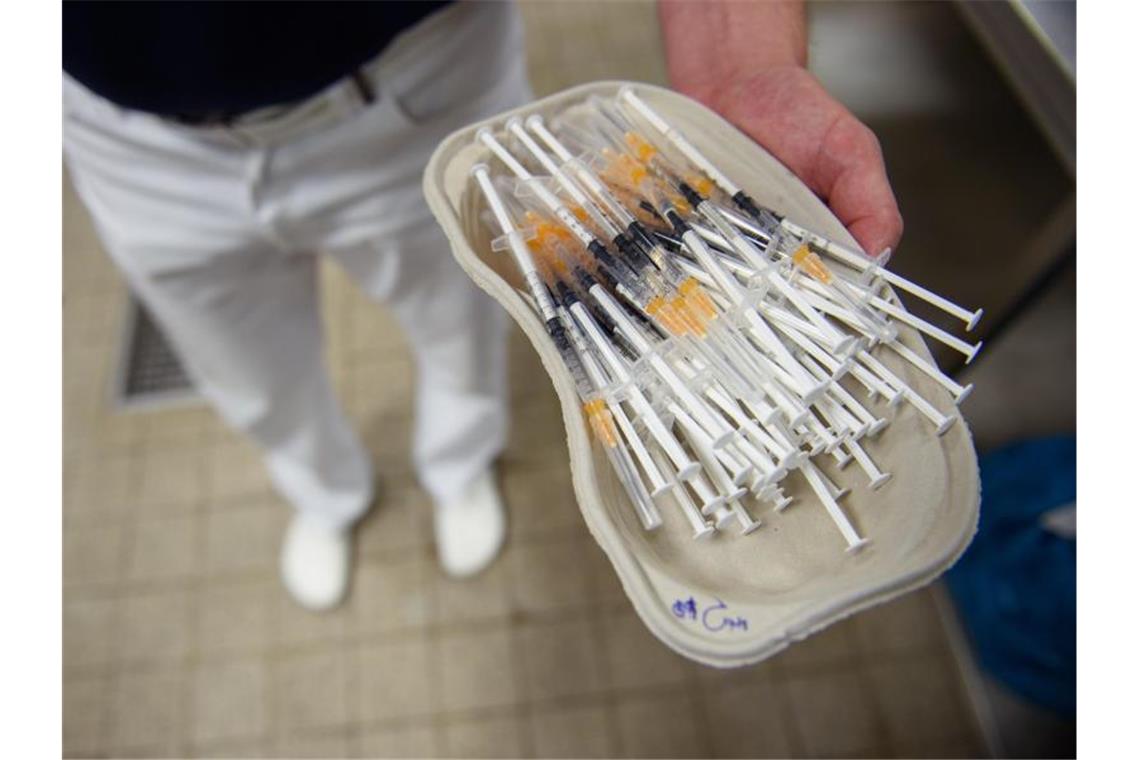 Ein Arzt hält ein Tablett mit Spritzen, aufgezogen mit dem Impstoff Janssen von Johnson & Johnson. Foto: Gregor Fischer/dpa