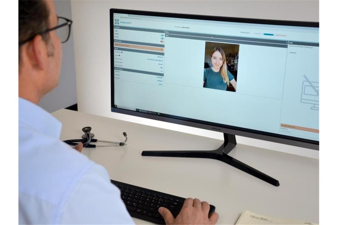 Ein Arzt (l.) im Gespräch mit einer Patientin im Live-Video-Chat über das System „EmergencyEye“. Foto: -/Vodafone/dpa