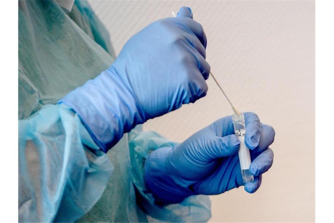 GEW will mehr Transparenz bei PCR-Testkapazitäten Ein Arzt macht einen Abstrich für einen Corona-Test. Foto: Britta Pedersen/dpa-Zentralbild/Symbolbild