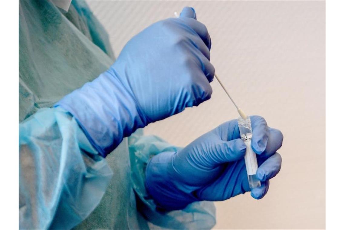 Neuansteckungen mit dem Corona-Virus weiter auf hohem Niveau Ein Arzt macht einen Abstrich für einen Corona-Test. Foto: Britta Pedersen/dpa-Zentralbild/Symbolbild