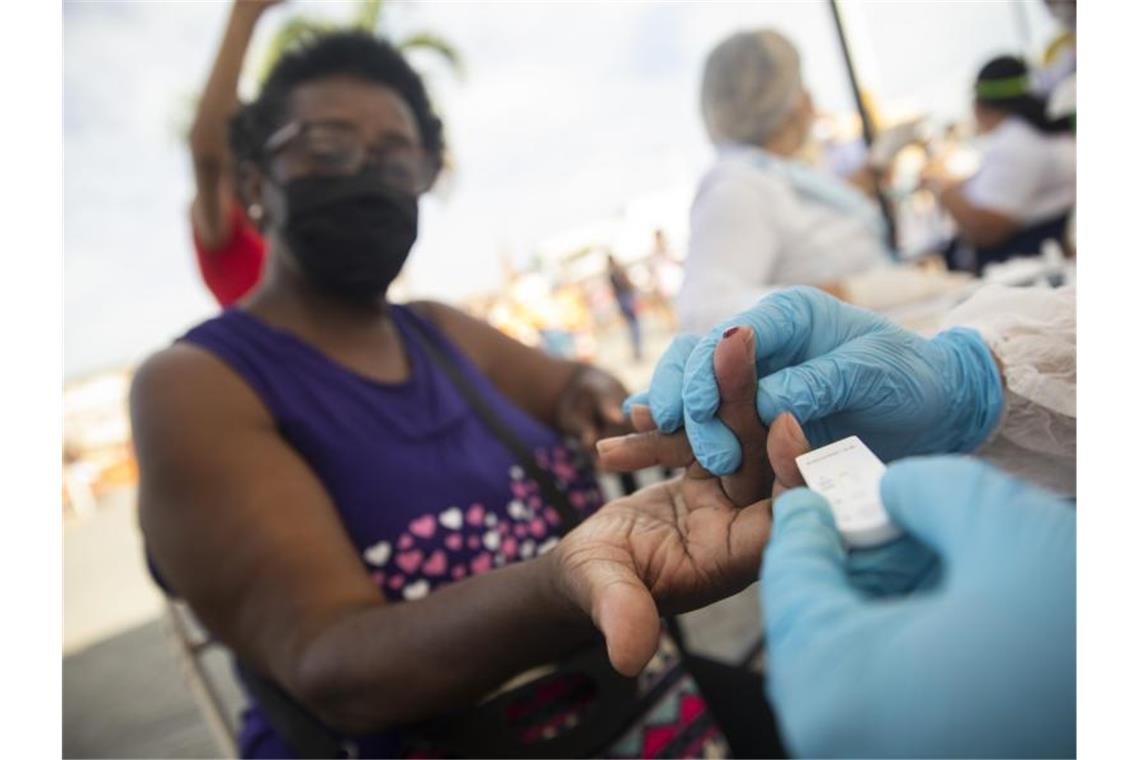 Ein Arzt nimmt im Rahmen einer groß angelegten Untersuchung der Bevölkerung in Brasilien eine Blutprobe. Foto: Fernando Souza/ZUMA Wire/dpa