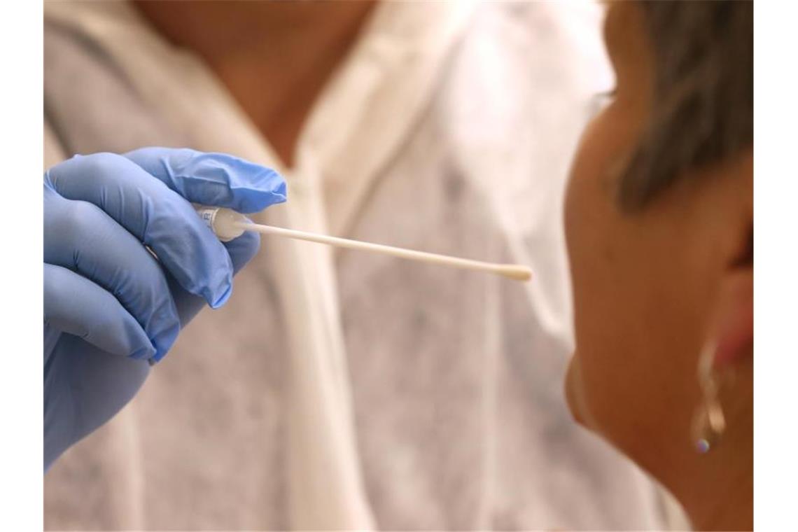 378 registrierte Neuinfektionen in Deutschland Ein Arzt nimmt in einer Hausarztpraxis mit einem Tupfer einen Abstrich für einen Coronatest. Foto: Karl-Josef Hildenbrand/dpa