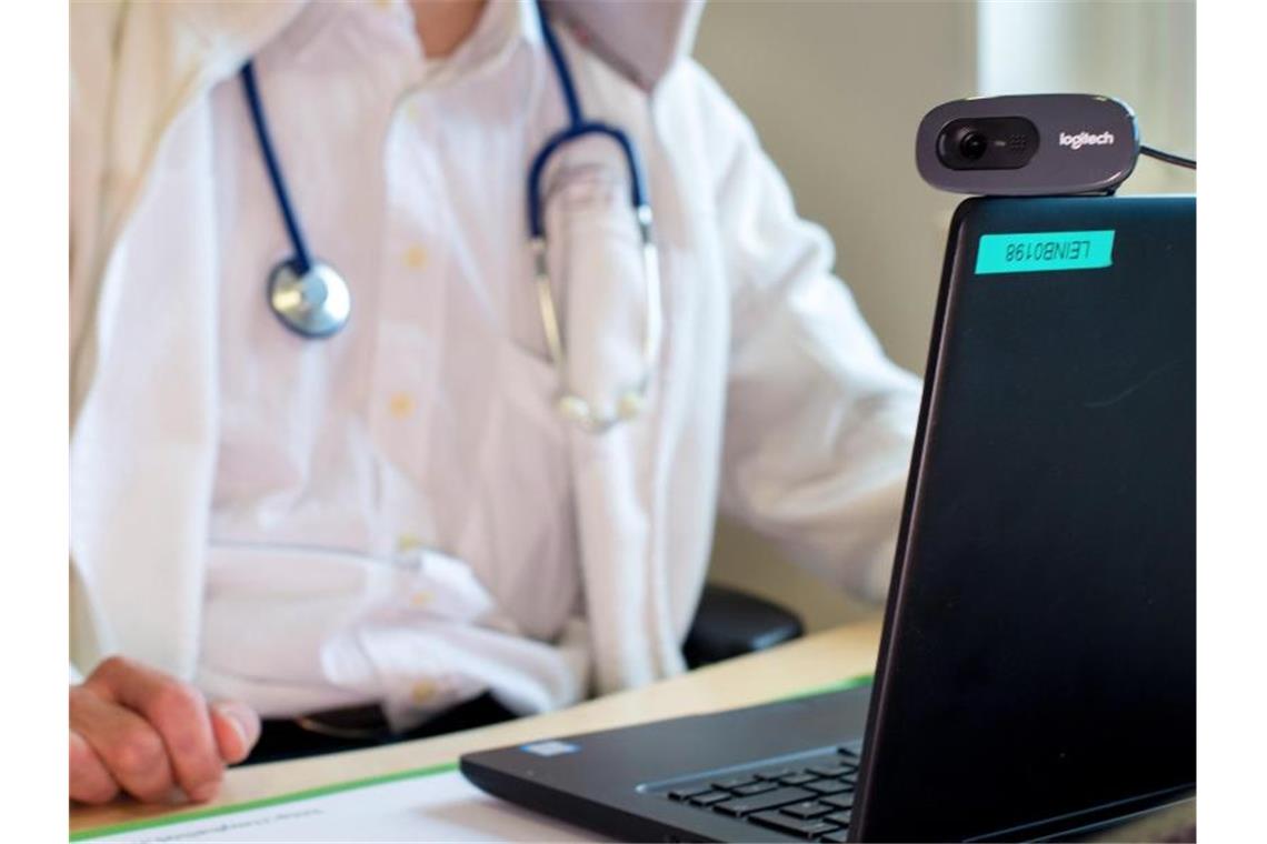 Mehr Telemedizin-Behandlungen in Gefängnissen im Südwesten Ein Arzt sitzt während einer Videosprechstunde vor einem Laptop. Foto: Monika Skolimowska/ZB/dpa/Archivbild