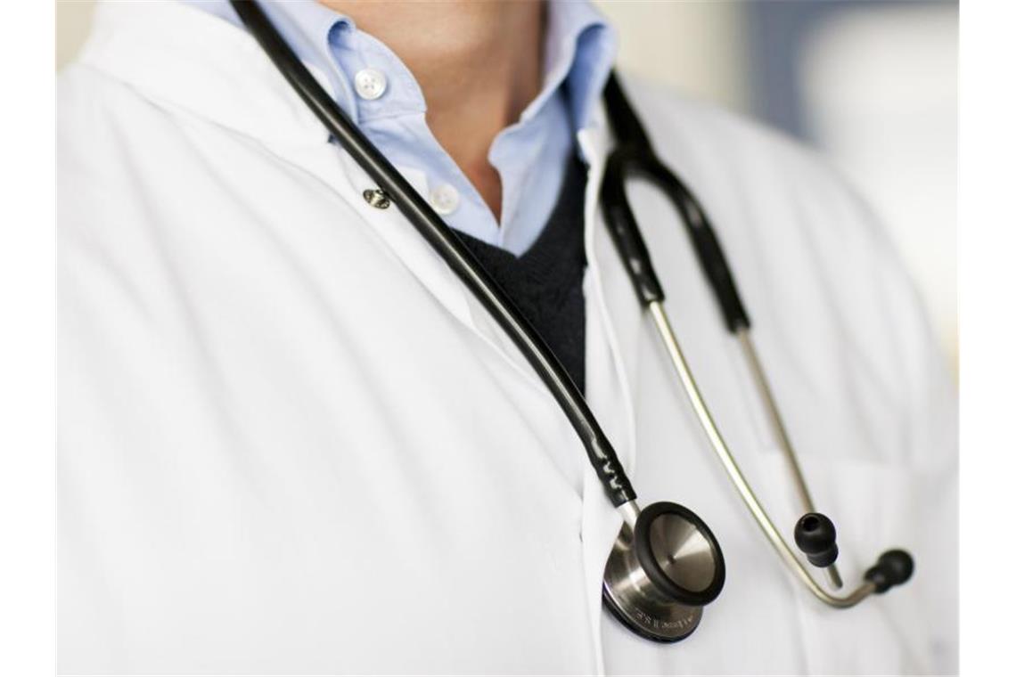 Brustkrebs-Patientinnen leiden häufig an Depressionen Ein Arzt trägt ein Stethoskop um den Hals. Foto: Rolf Vennenbernd/dpa/Symbolbild