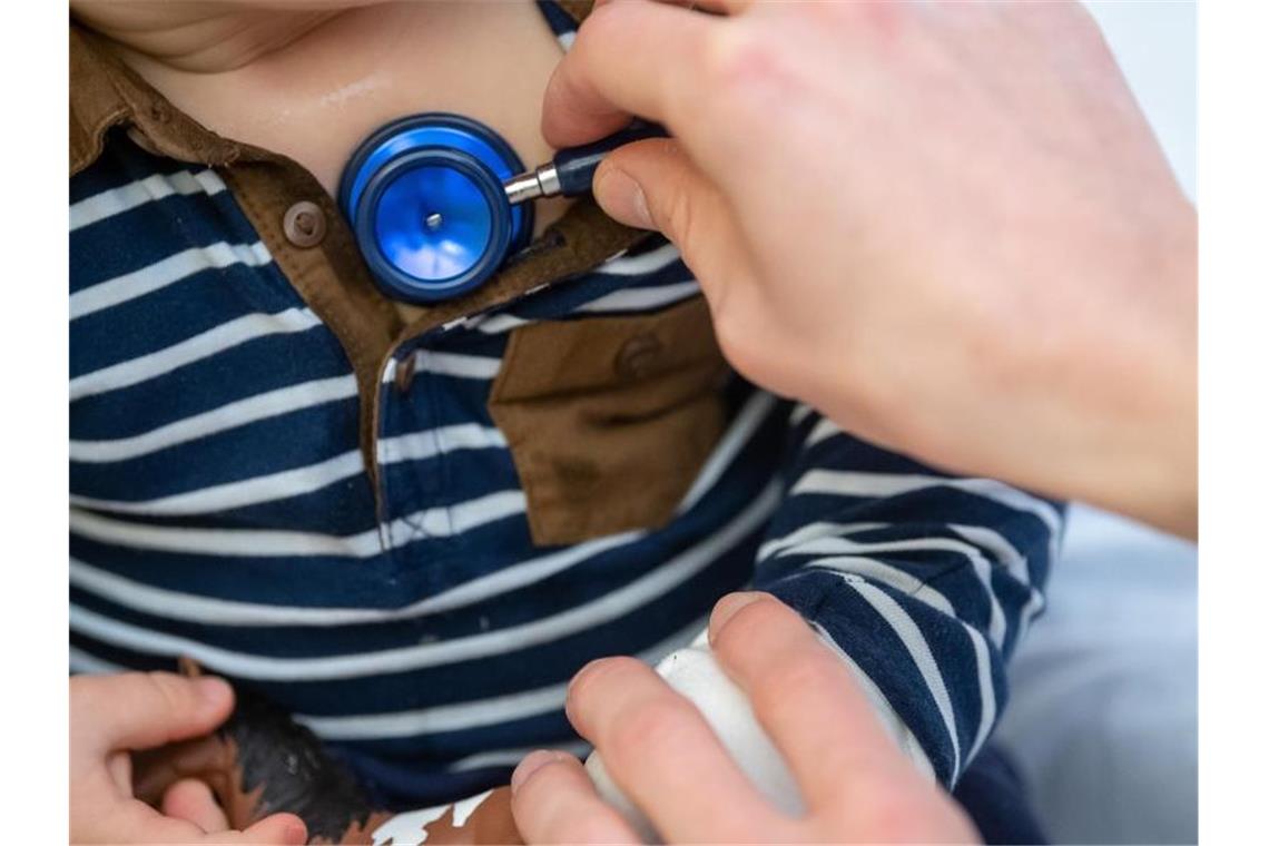 Ein Arzt untersucht ein Kind mit einem Stethoskop. Auffallend viele Kinder machen seit einigen Wochen Atemwegsinfekte durch, die eigentlich erst in den Wintermonaten zu erwarten sind. Betroffen seien vor allem unter Sechsjährige. Foto: Sebastian Gollnow/dpa