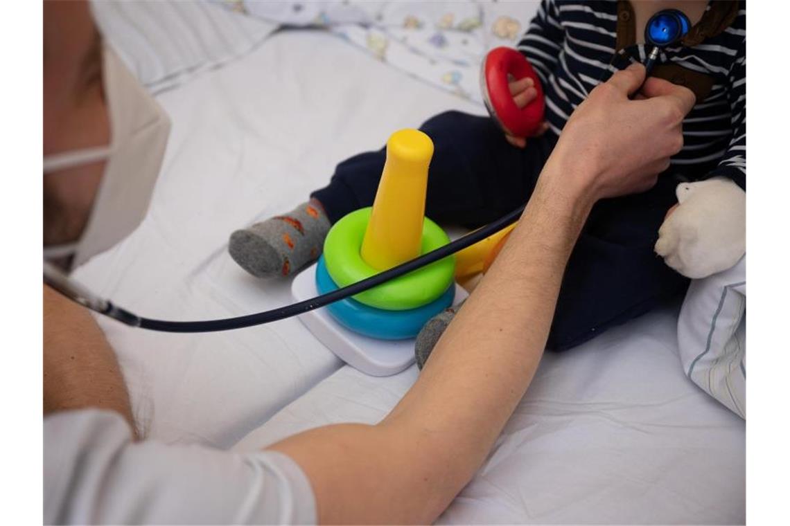 Ein Arzt untersucht im Olgahospital des Klinikums Stuttgart ein Kind. Foto: Sebastian Gollnow/dpa