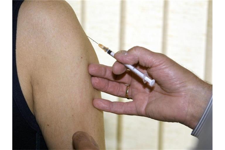Ein Arzt verabreicht eine Impfung. Foto: Carsten Rehder/dpa/Symbolbild