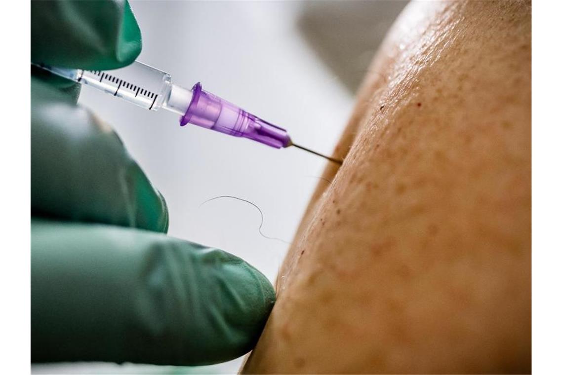 Ein Arzt verimpft eine Dosis des Biontech/Pfizer-Impfstoffs. Foto: Michael Kappeler/dpa