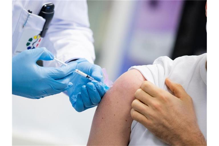 Ein Arzt wird am Universitätsklinikum Essen gegen Covid-19 geimpft. Foto: Rolf Vennenbernd/dpa