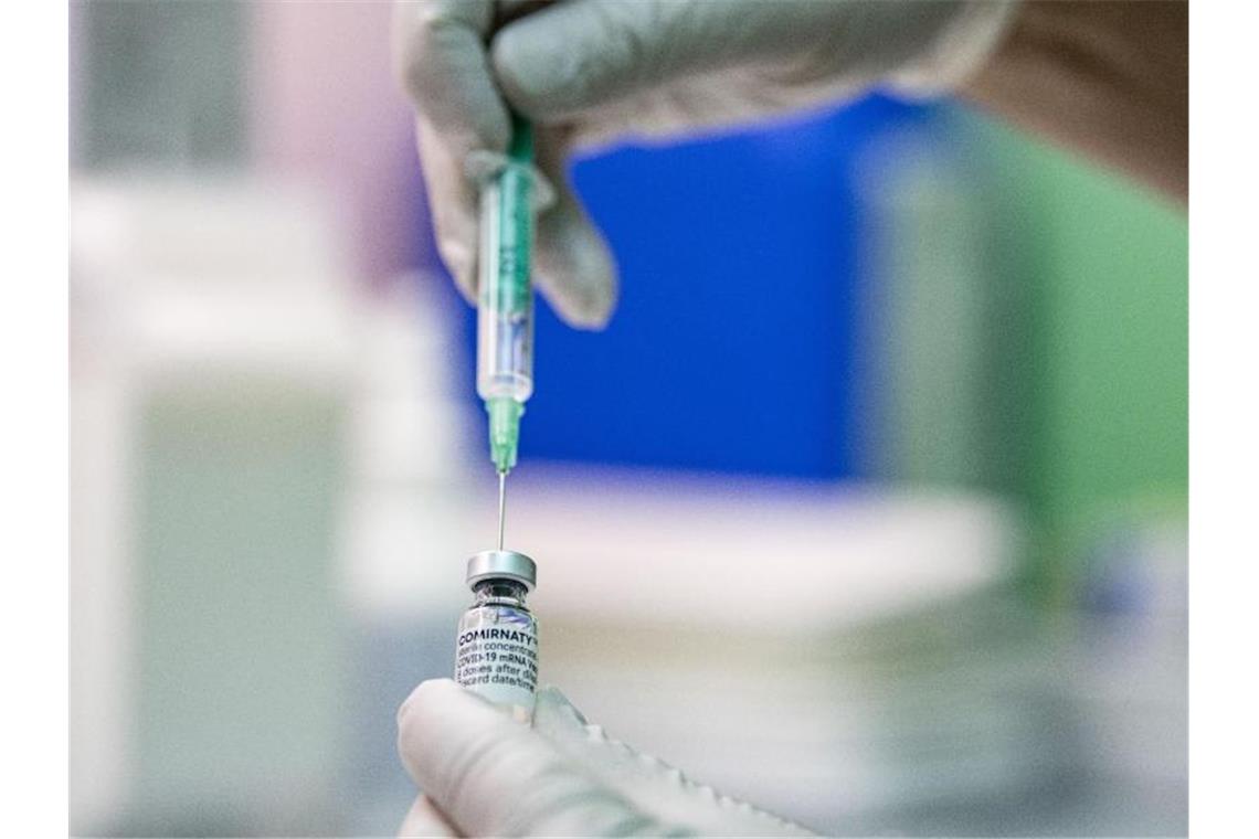 Delta-Variante: Spahn warnt vor „Sorgenherbst“ Ein Arzt zieht den Corona-Impfstoff Comirnaty von Biontech/Pfizer in eine Spritze. Foto: Fabian Sommer/dpa