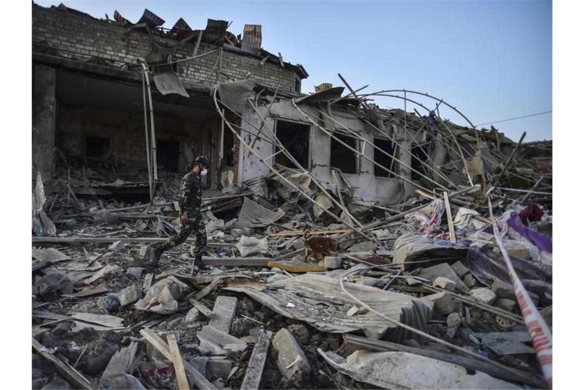 Ein aserbaidschanischer Soldat zwischen Trümmern in Ganja. Foto: Uncredited/AP/dpa