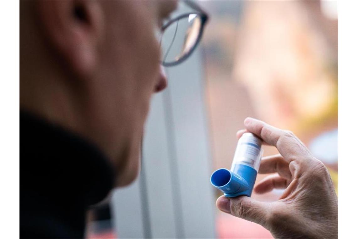 Ein Asthmatiker hält einen Asthmaspray in der Hand. Foto: Philipp von Ditfurth/dpa/Archivbild