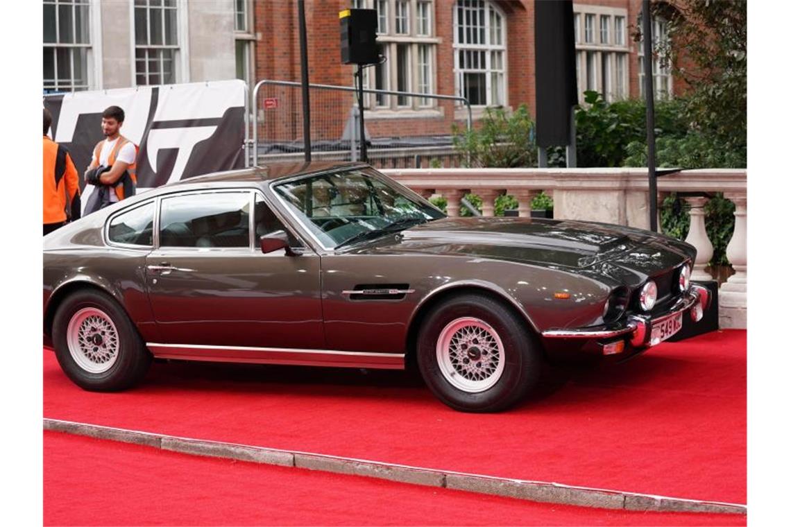 Ein Aston Martin parkt auf dem roten Teppich vor der Weltpremiere von "No Time To Die" in der Royal Albert Hall. Foto: Jonathan Brady/PA Wire/dpa