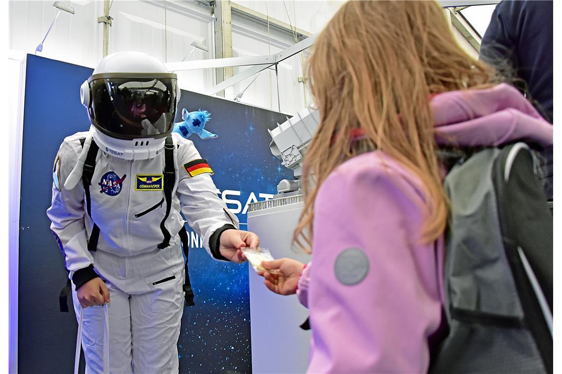 Ein Astronaut verteilt kleine Geschenke. Leistungs- und Erlebnismesse in Backnan...