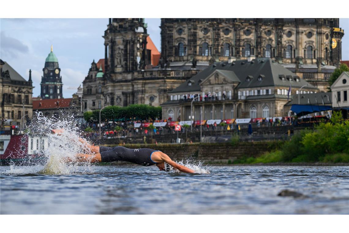 Bilder des Tages Ein Athlet springt bei der Deutschen Meisterschaft im Triathlon in Dresden in die Elbe.