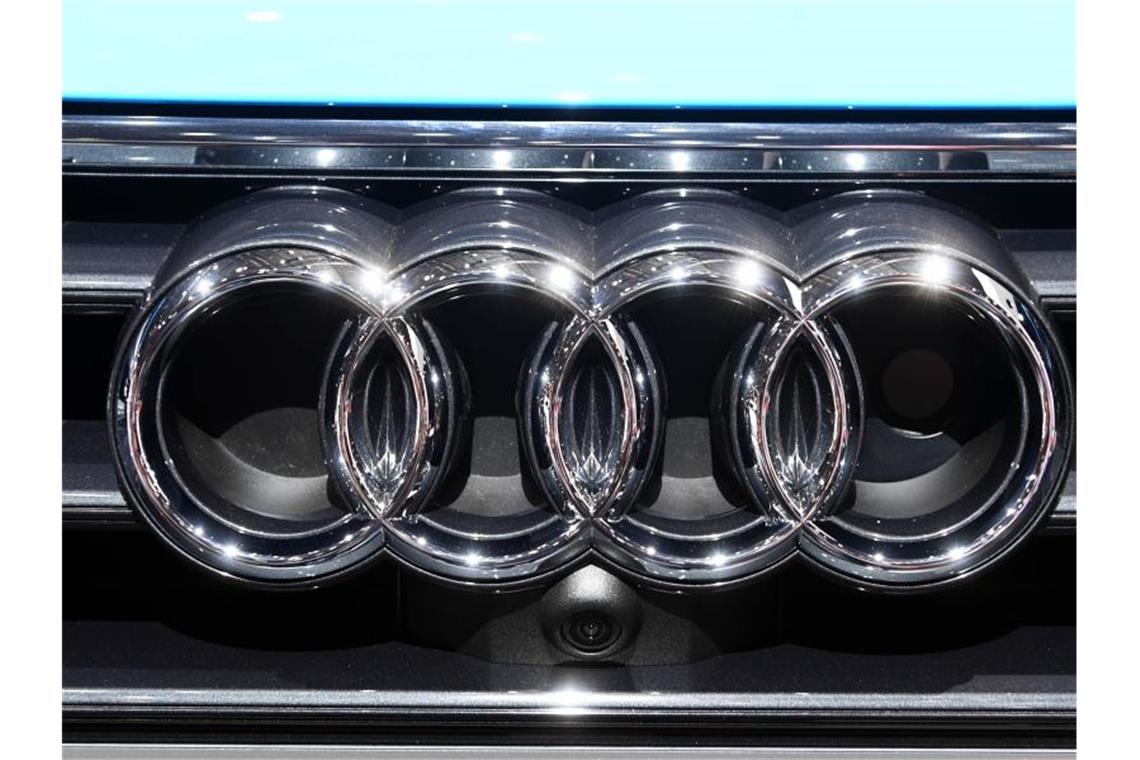 Audi beendet Kurzarbeit Ein Audi-Logo an einem Auto. Foto: Uli Deck/dpa/Archivbild